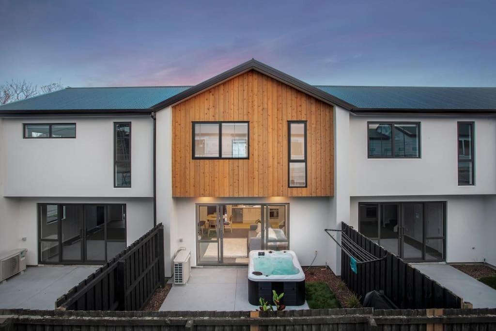 Appartamento Stylish Townhouse With Hot Tub Christchurch Esterno foto
