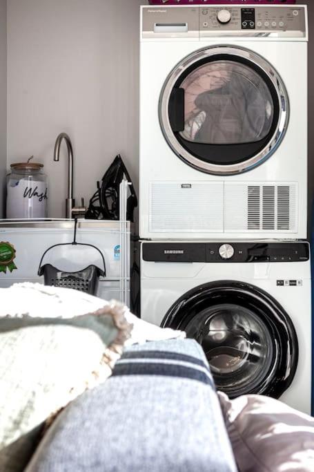 Appartamento Stylish Townhouse With Hot Tub Christchurch Esterno foto