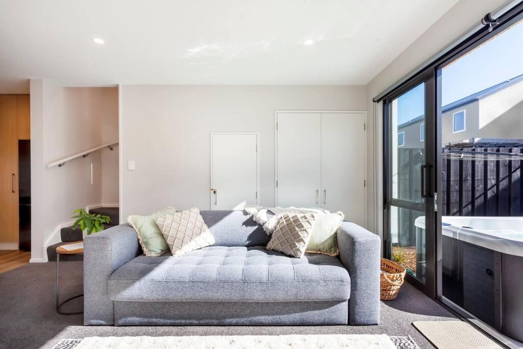 Appartamento Stylish Townhouse With Hot Tub Christchurch Esterno foto