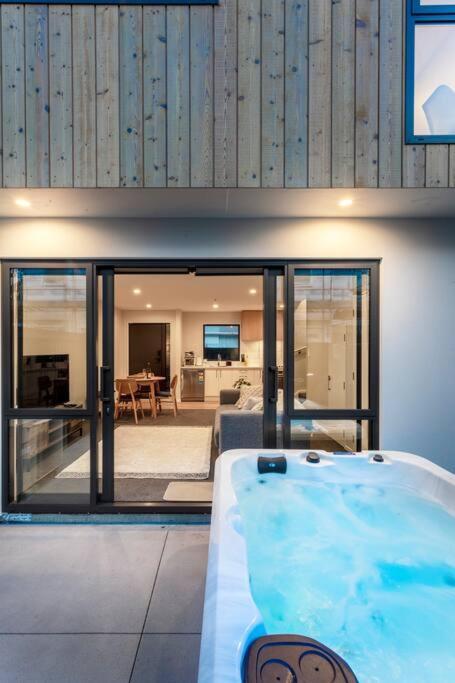 Appartamento Stylish Townhouse With Hot Tub Christchurch Esterno foto