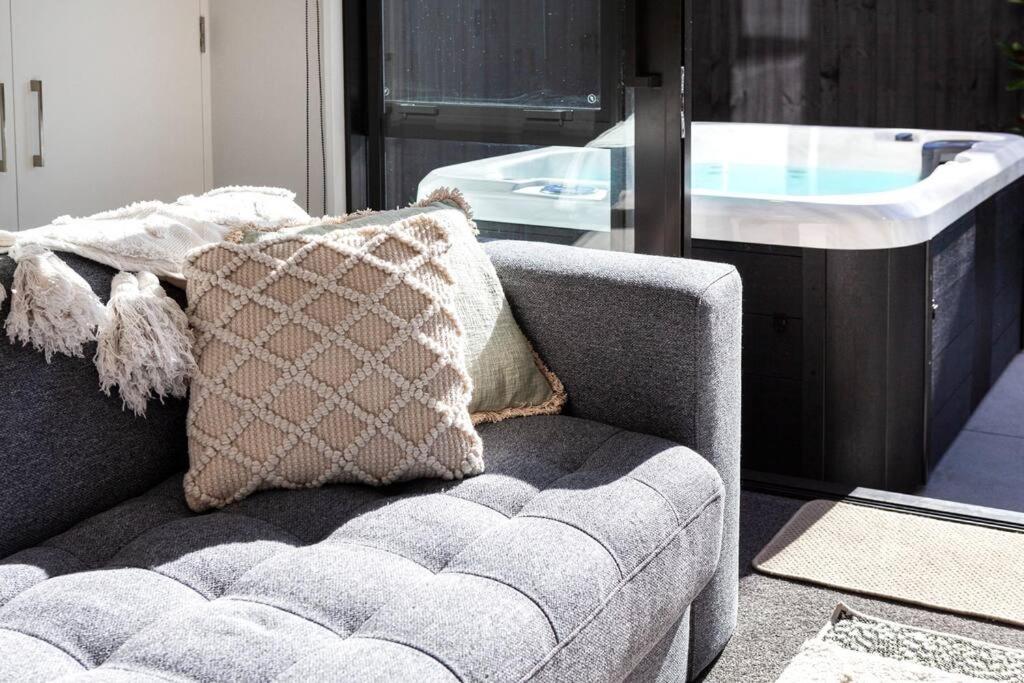 Appartamento Stylish Townhouse With Hot Tub Christchurch Esterno foto