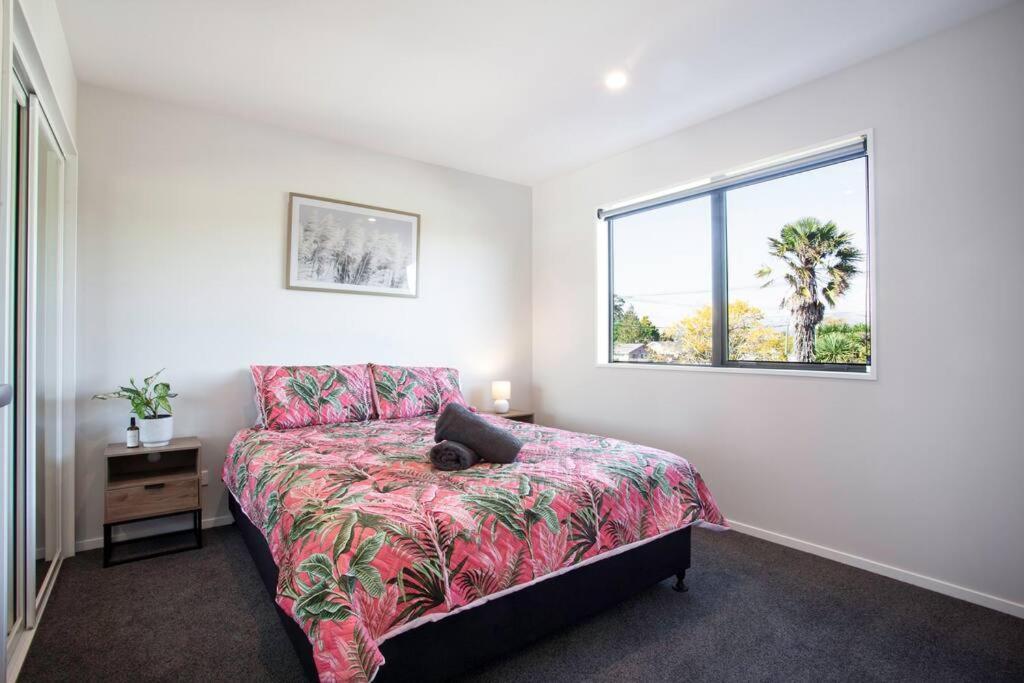 Appartamento Stylish Townhouse With Hot Tub Christchurch Esterno foto