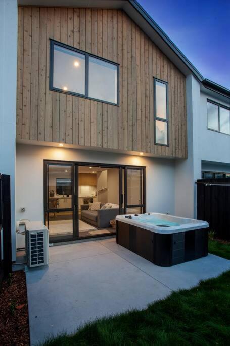 Appartamento Stylish Townhouse With Hot Tub Christchurch Esterno foto