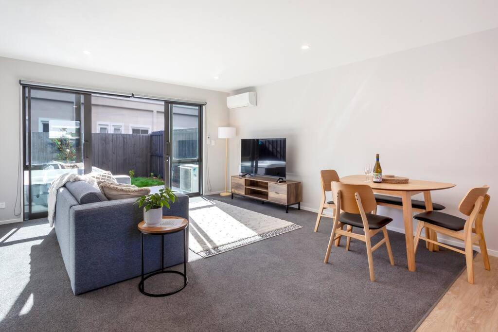 Appartamento Stylish Townhouse With Hot Tub Christchurch Esterno foto