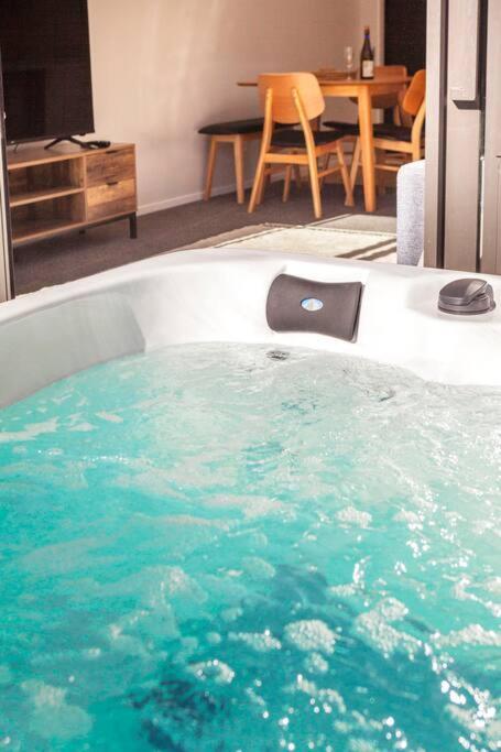 Appartamento Stylish Townhouse With Hot Tub Christchurch Esterno foto