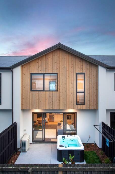 Appartamento Stylish Townhouse With Hot Tub Christchurch Esterno foto