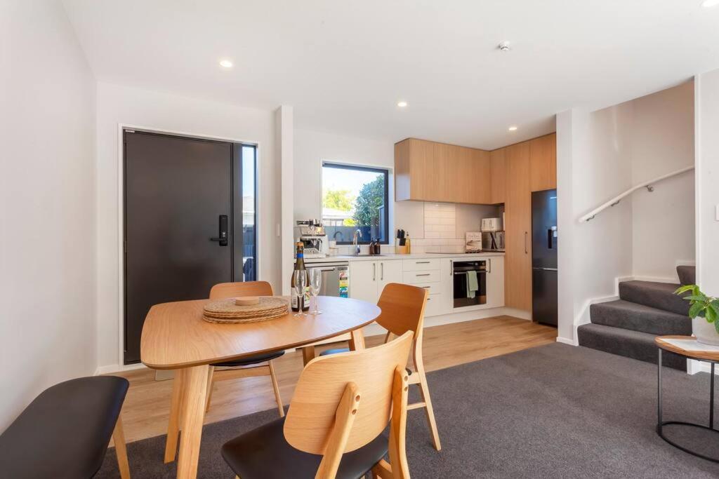 Appartamento Stylish Townhouse With Hot Tub Christchurch Esterno foto