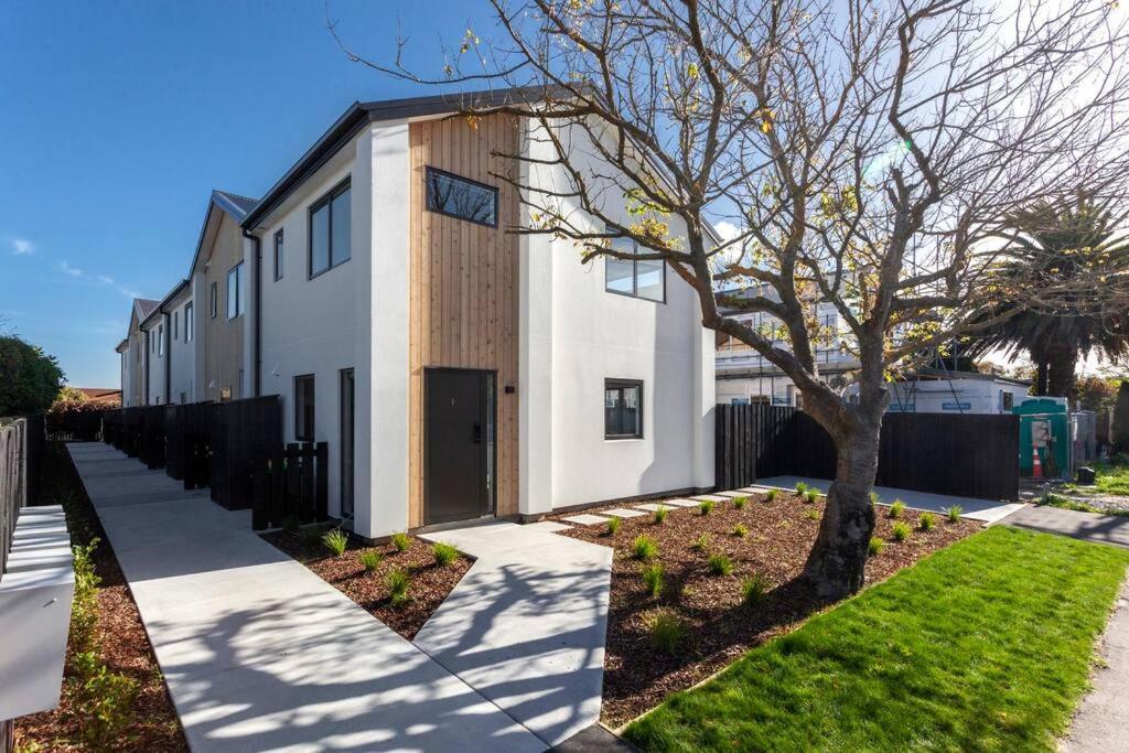 Appartamento Stylish Townhouse With Hot Tub Christchurch Esterno foto